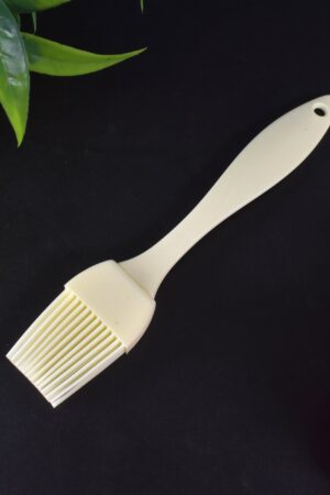 Silicone Kitchen Oil Spatula Brush with Handle Pastry / Cake Brush (17 cm / 1 Pc)
